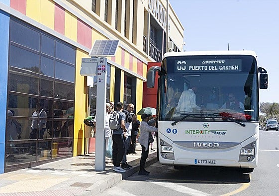 Servicio de guagua interurbana operando en Arrecife.