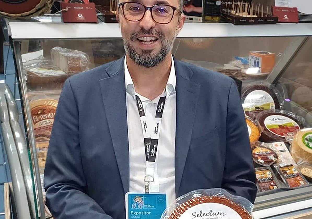 Esteban Alberto, gerente del grupo Ganaderos de Fuerteventura, con un Selectum en otras ferias.