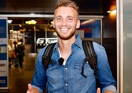El portero de la UD Las Palmas, Jasper Cillessen, a su llegada al aeropuerto de Gran Canaria.