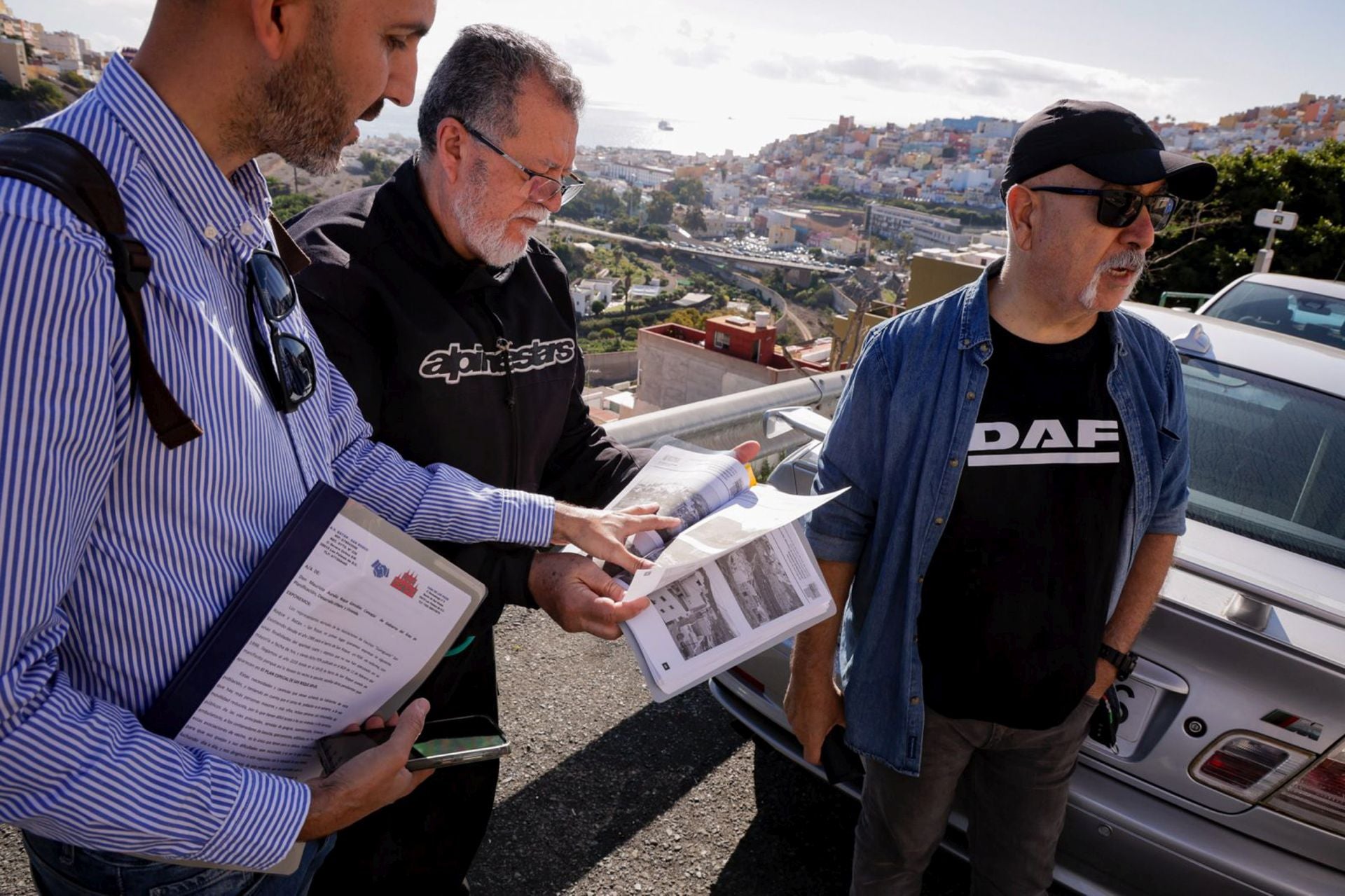Los vecinos de San Roque enseñan el deterioro de sus calles
