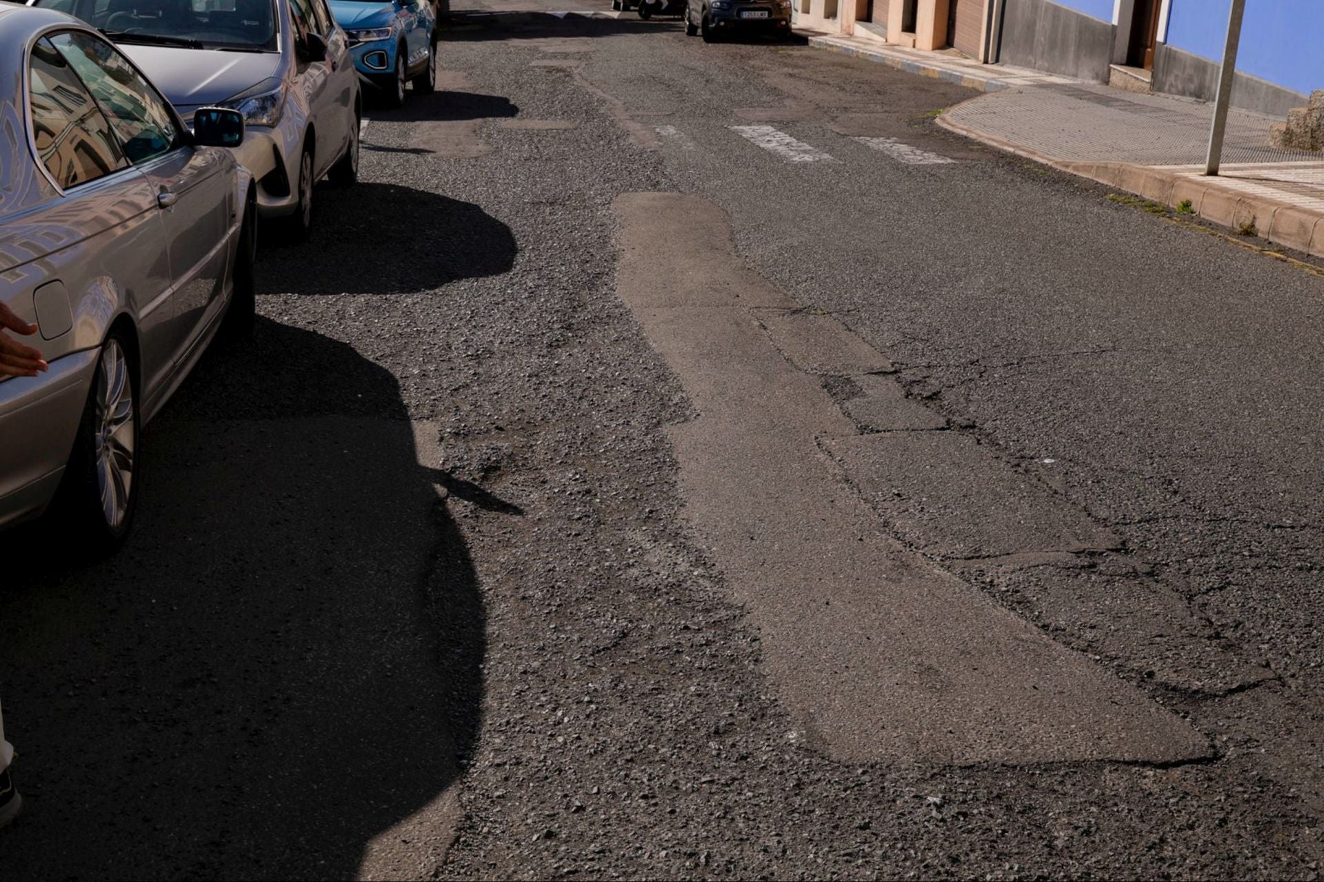 Los vecinos de San Roque enseñan el deterioro de sus calles
