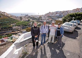 Los vecinos de San Roque enseñan el deterioro de sus calles