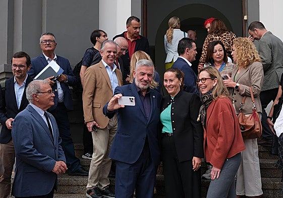 El rector Lluís Serra, la presidenta majorera Lola García y la presidenta del Consejo Social de la ULPGC, Ana Suárez, a las puertas del Cabildo.