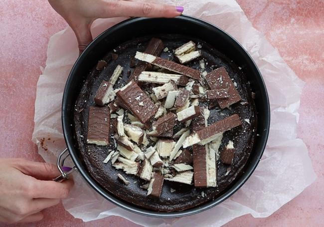 Tarta de queso y chocolate decorada con ambrosías Tirma