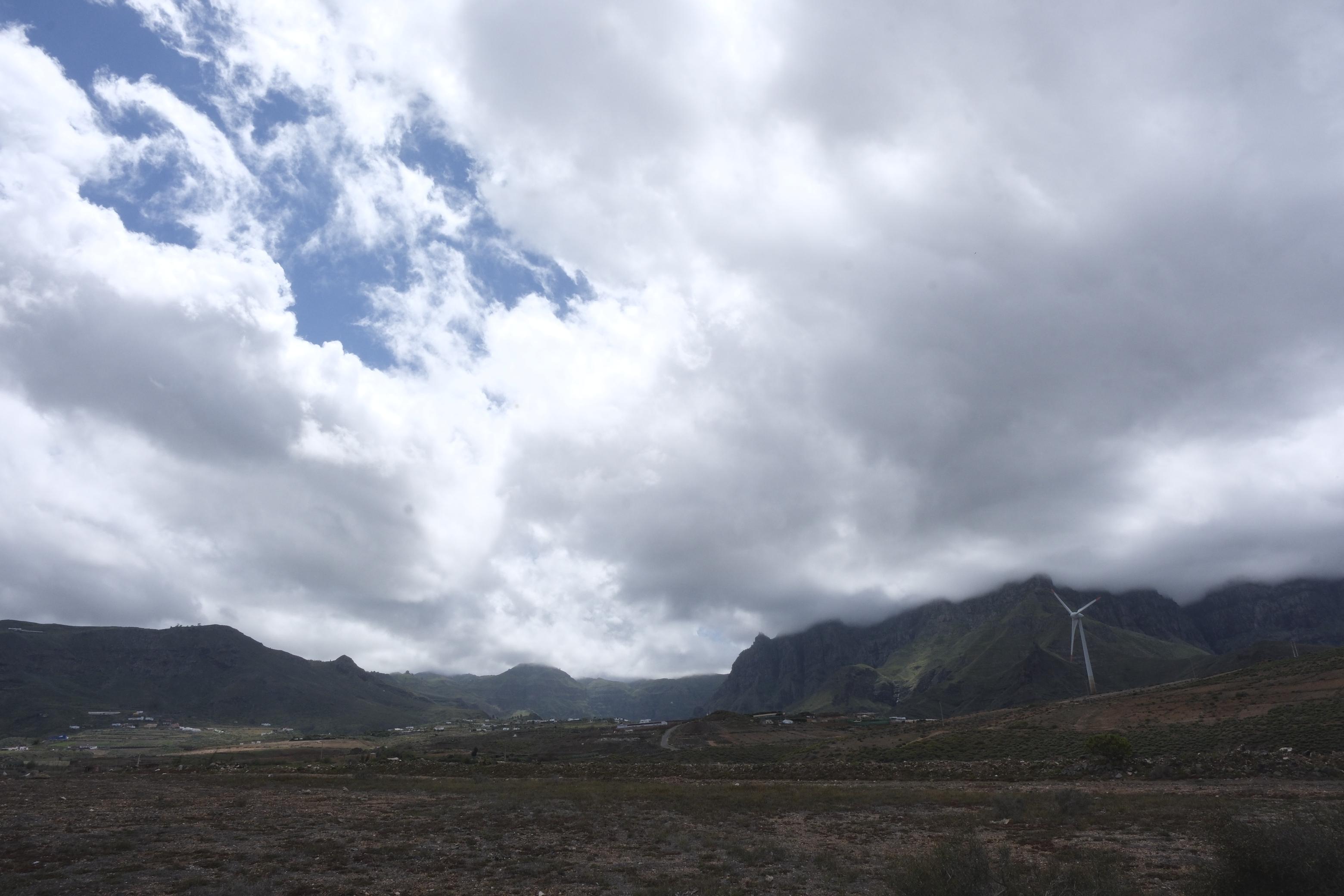 Entre paraguas y viento: La borrasca Olivier visita Canarias
