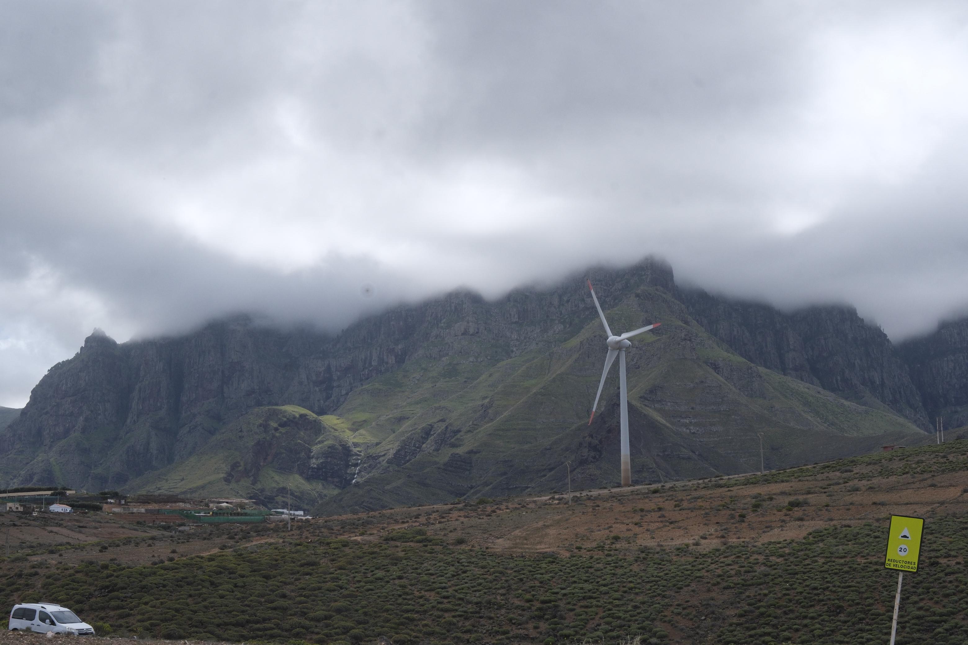 Entre paraguas y viento: La borrasca Olivier visita Canarias