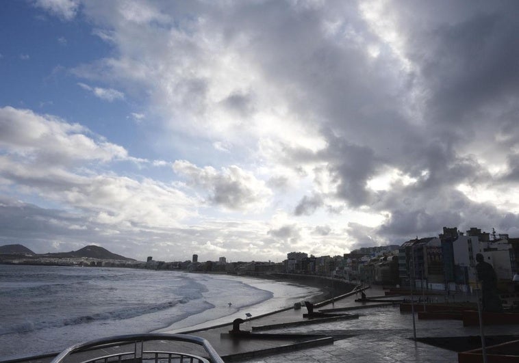 Imagen de la capital grancanaria, encapotado y con algunos claros tras las primeras lluvias registradas este miércoles.