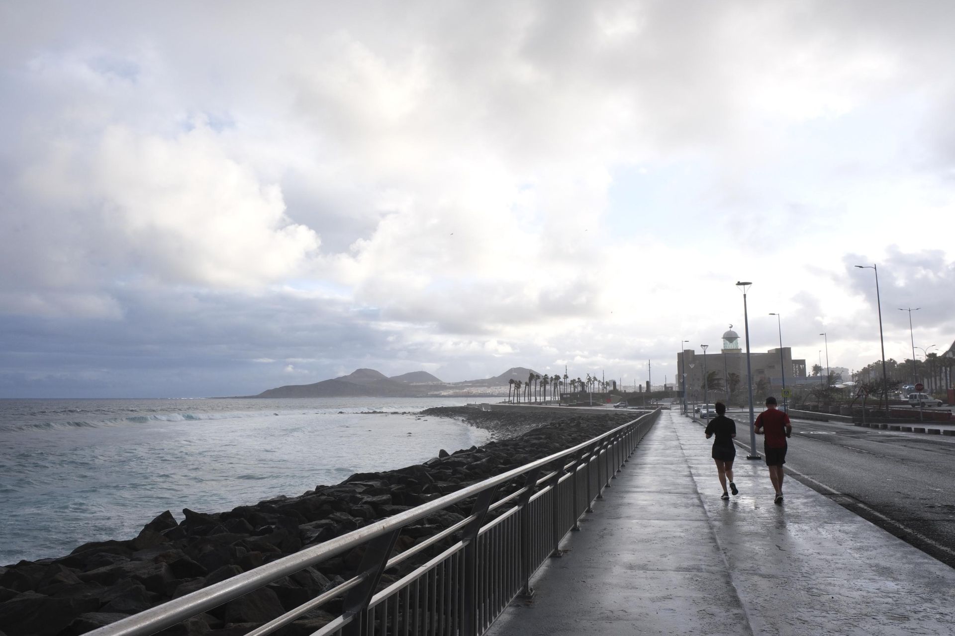 Entre paraguas y viento: La borrasca Olivier visita Canarias