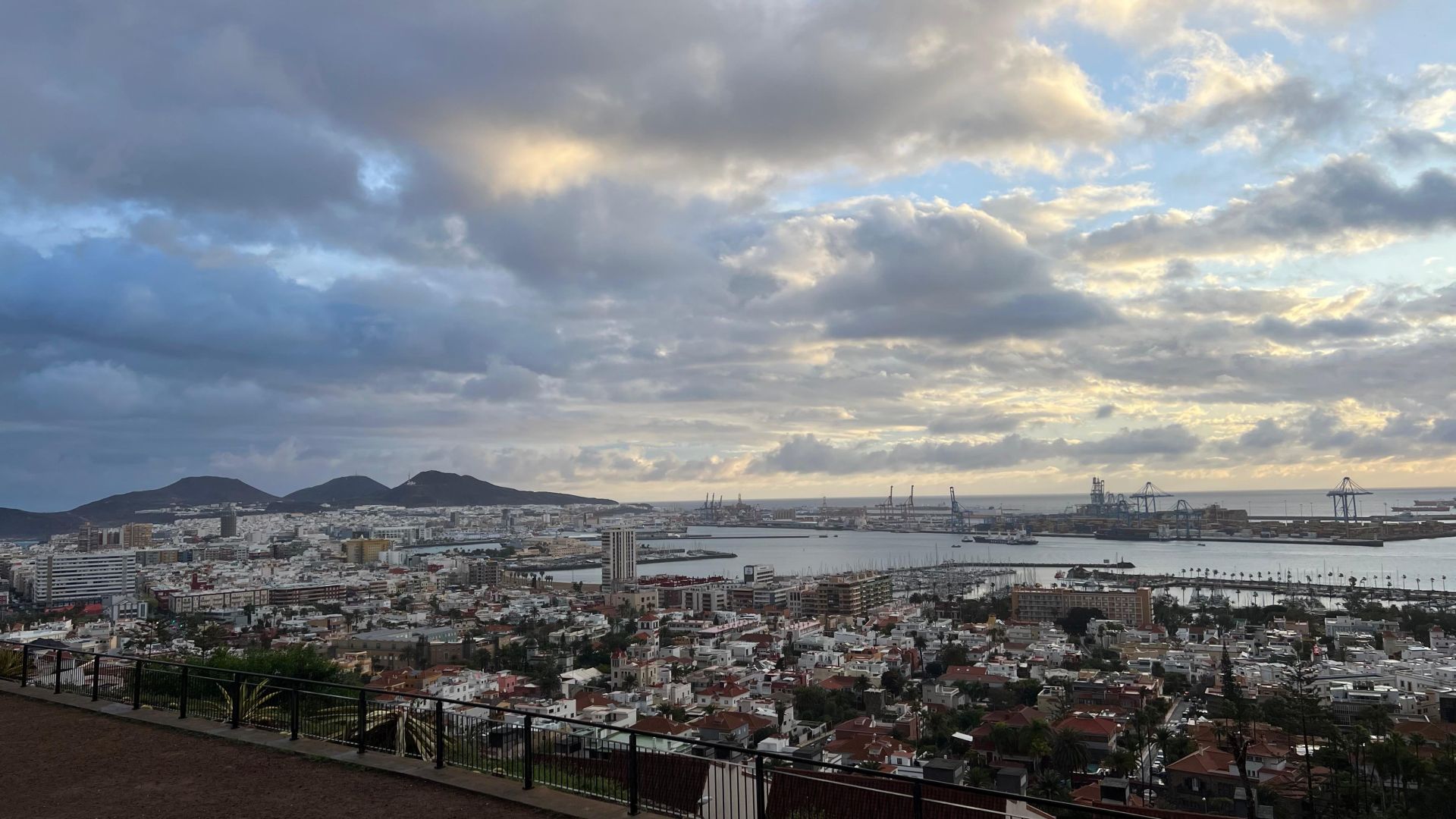 Entre paraguas y viento: La borrasca Olivier visita Canarias