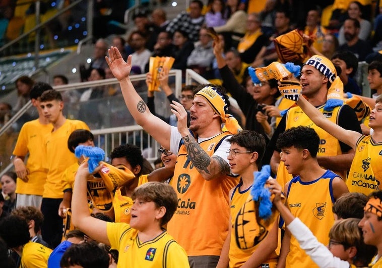 Imagen de la afición amarilla animando en el Gran Canaria Arena. En el vídeo, protestas de activistas propalestinos.