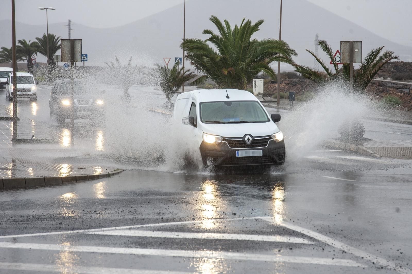 Entre paraguas y viento: La borrasca Olivier visita Canarias