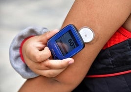 Imagen de archivo de una menor con diabetes.
