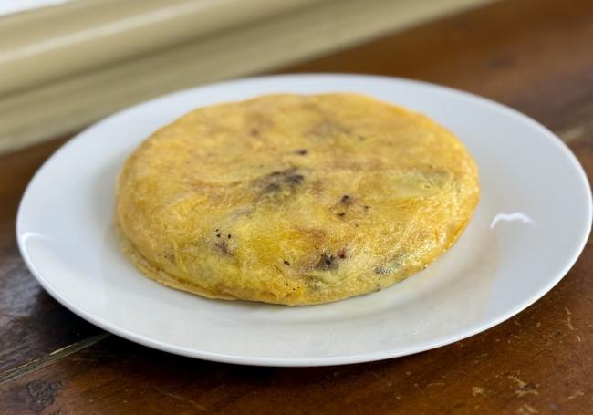 Tortillita rellena de morcilla y pmientos