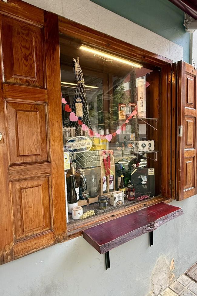 Ventana de la Charcutería Dehesa Valle Ferreiras