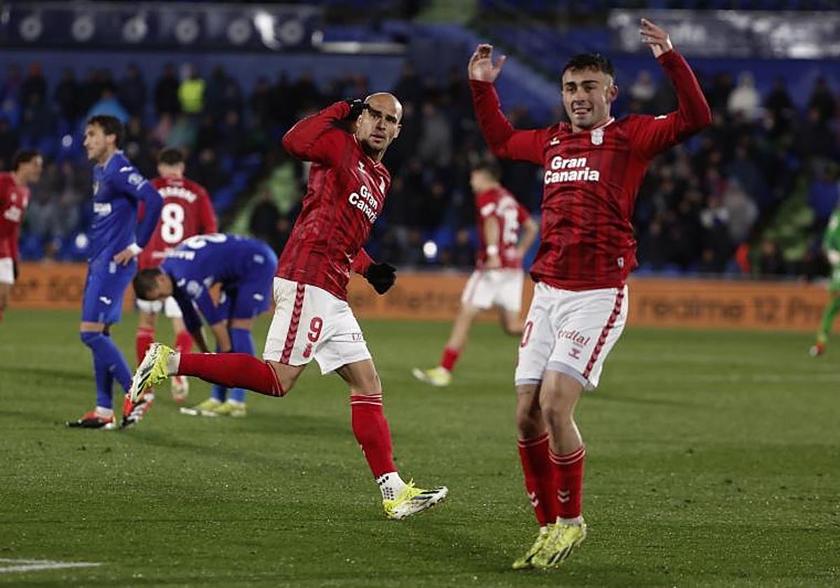 Sandro y Moleiro celebran uno de los goles amarillos en el encuentro del pasado curso.