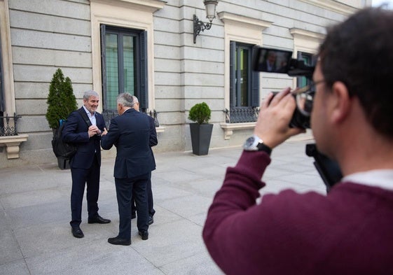 El presidente de Canarias, Fernando Clavijo, y la ministro Ángel Víctor Torres, ayer en el Congreso.