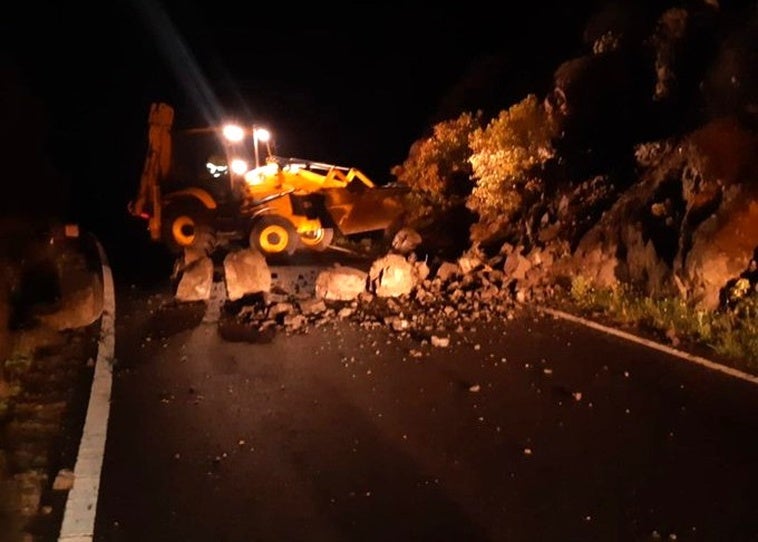 Los operarios del Cabildo de Gran Canaria actúan sobre una vía del centro de la isla afectada por los desprendimientos. Vídeo: Mogán registró fuertes lluvias durante la madrugada