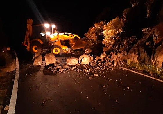 Los operarios del Cabildo de Gran Canaria actúan sobre una vía del centro de la isla afectada por los desprendimientos. Vídeo: Mogán registró fuertes lluvias durante la madrugada