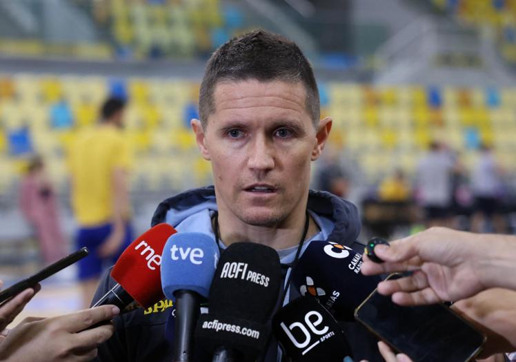 Lakovic, atendiendo a los medios en el Gran Canaria Arena.