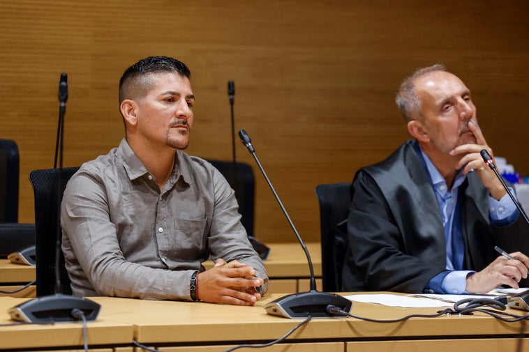 En la imagen, Vargas, junto a su abogado durante la vista de este jueves.