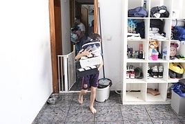 Los menores, también afectados por el desalojo, recogen sus pertenencias.