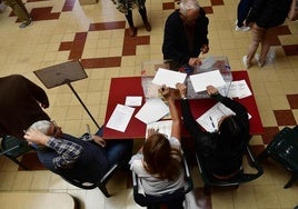 Gente votando en las últimas elecciones generales en un colegio de la capital grancanaria.