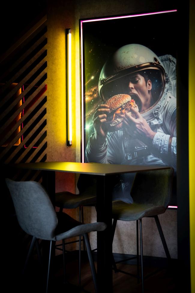 Interior de la hamburguesería Maniatiko