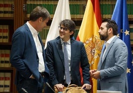 Manuel Hernández (d) y Fernando Enseñat (i) con el presidente de la ZEC, Pablo Hernández (c) tras una sesión de la comisión REF.
