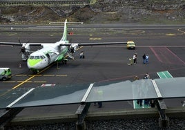 Un avión Binter en el aeropuerto de Santa Cruz de La Palma