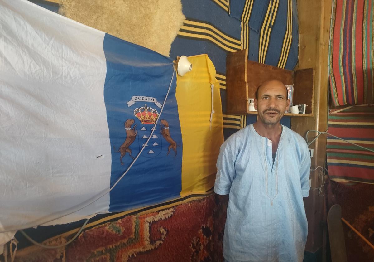 Moulay, en su bar en Tarfaya donde luce la bandera canaria. Tras regresar a su lugar de origen, primero montó un negocio de lavado de coches y luego construyó el mismo el restaurante.