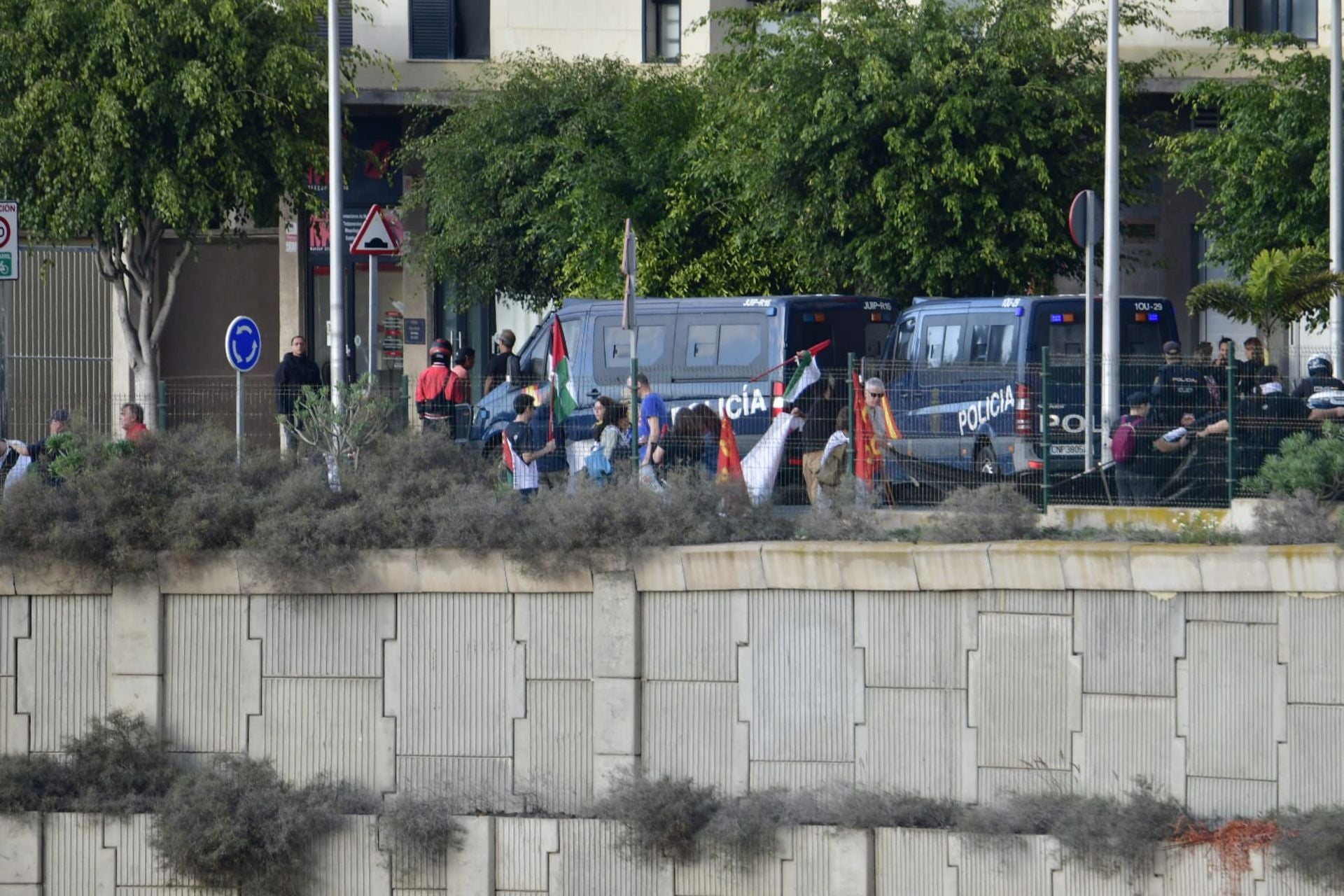 La manifestación pro Palestina a las puertas del Gran Canaria Arena, en imágenes