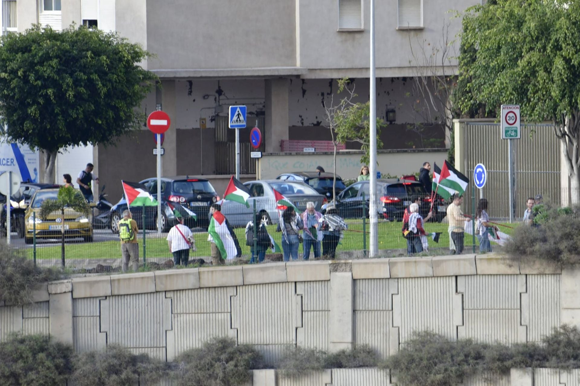 La manifestación pro Palestina a las puertas del Gran Canaria Arena, en imágenes