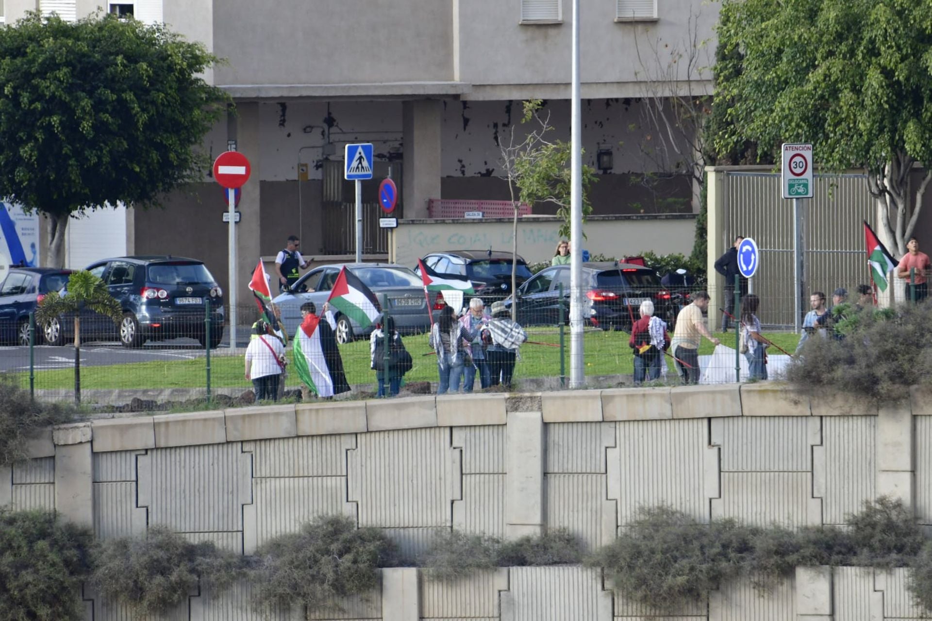 La manifestación pro Palestina a las puertas del Gran Canaria Arena, en imágenes