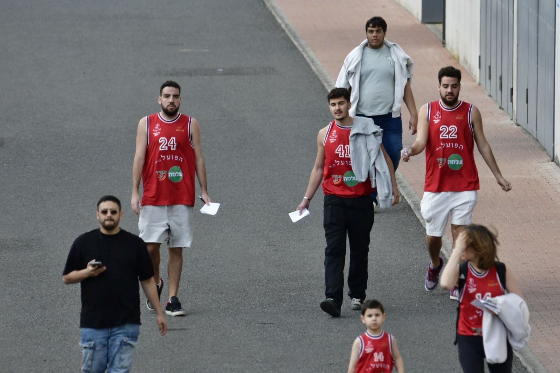 La manifestación pro Palestina a las puertas del Gran Canaria Arena, en imágenes