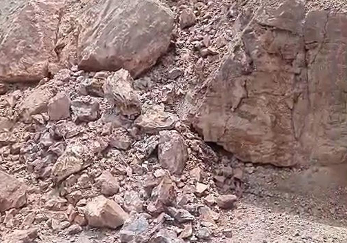 Un gran desprendimiento cierra la vía entre Ayacata y la presa de Las Niñas