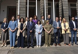 El delegado del Gobierno en Canarias, concejales del ayuntamiento y la alcaldesa de la capital grancanaria guardan un minuto de silencio en memoria de la mujer asesinada en Schaman