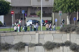 Algunos se acercaron al GRan Canaria Arena con una bandera de Palestina.