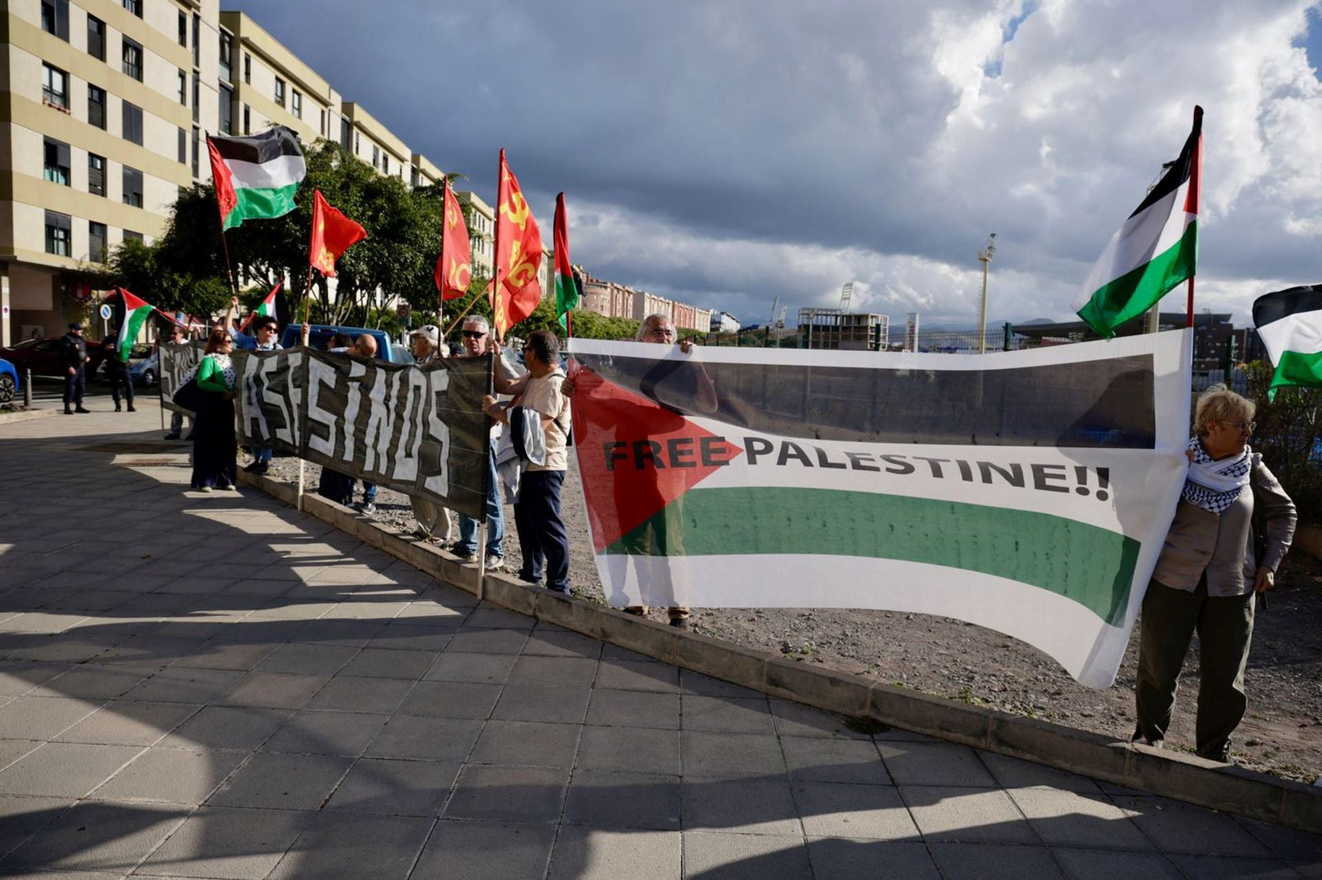 La manifestación pro Palestina a las puertas del Gran Canaria Arena, en imágenes