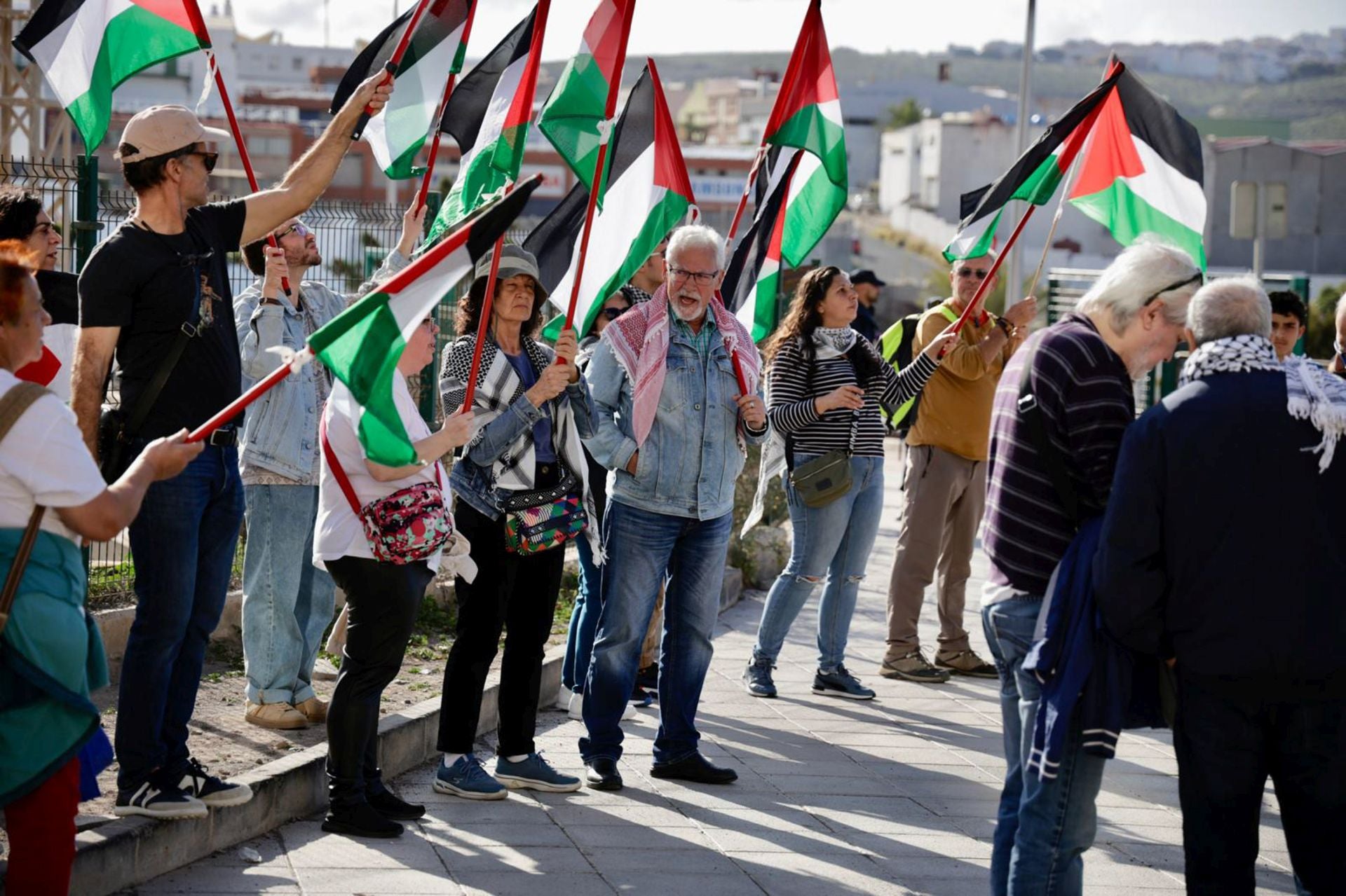 La manifestación pro Palestina a las puertas del Gran Canaria Arena, en imágenes