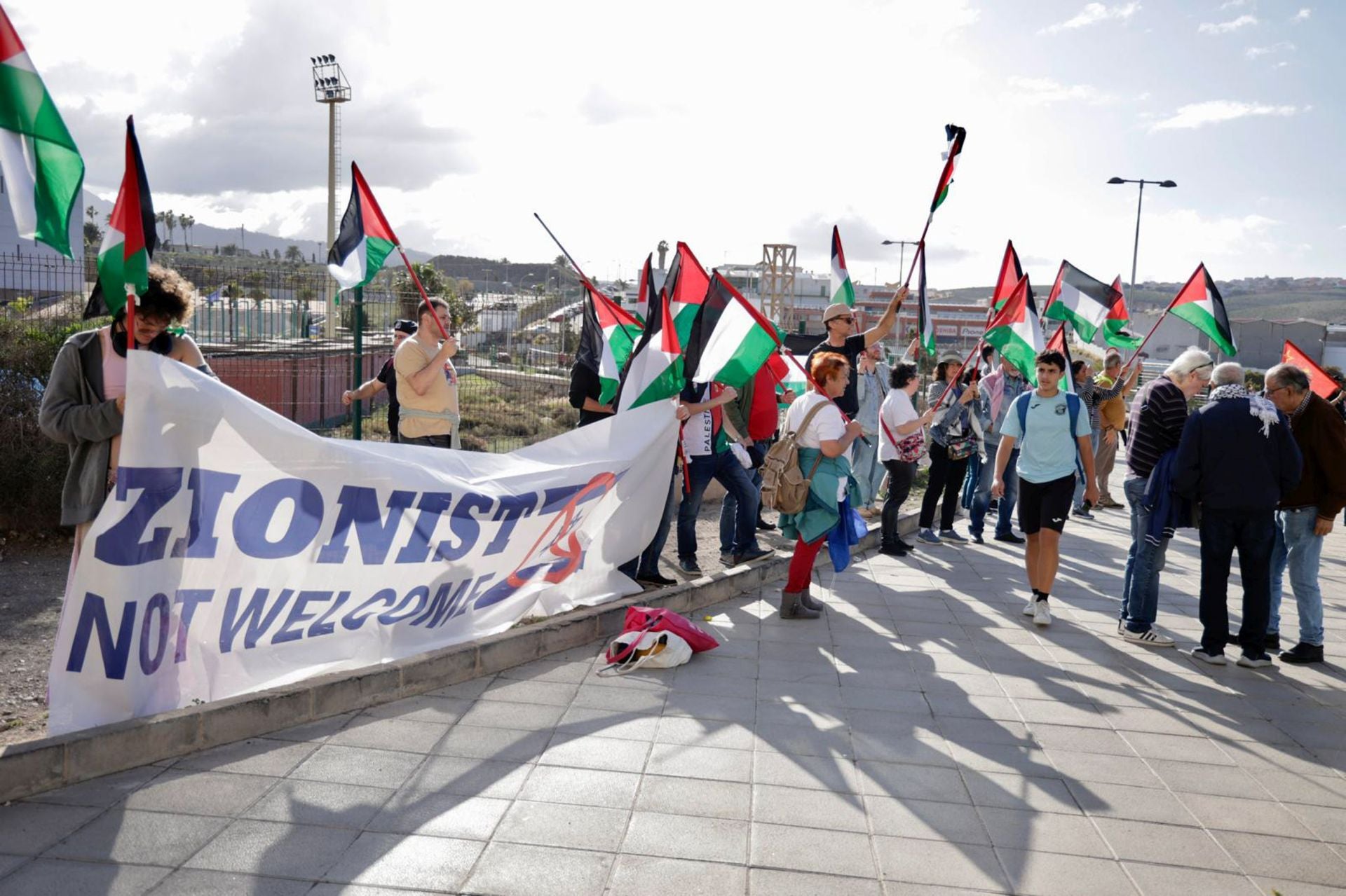 La manifestación pro Palestina a las puertas del Gran Canaria Arena, en imágenes