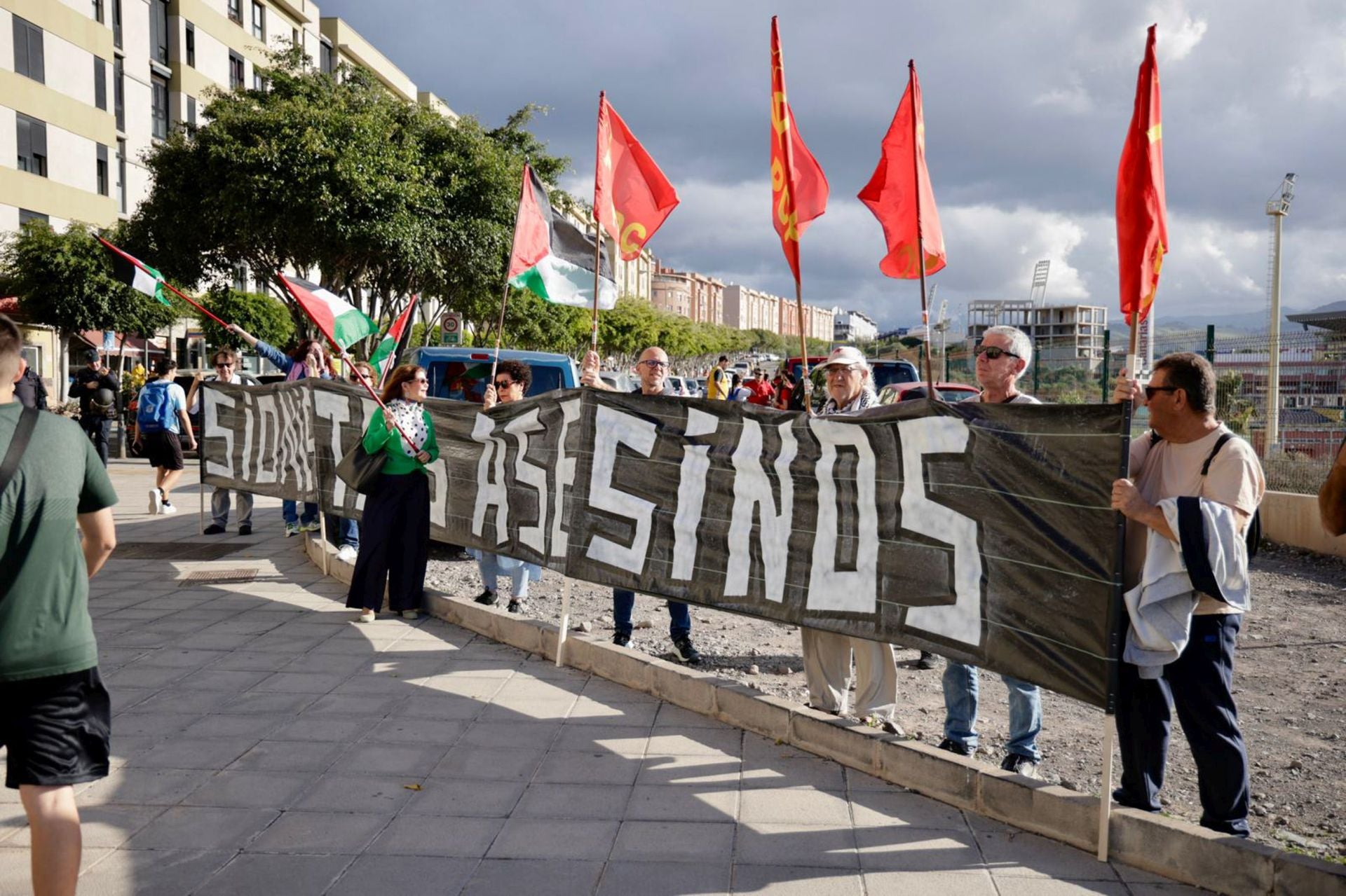 La manifestación pro Palestina a las puertas del Gran Canaria Arena, en imágenes