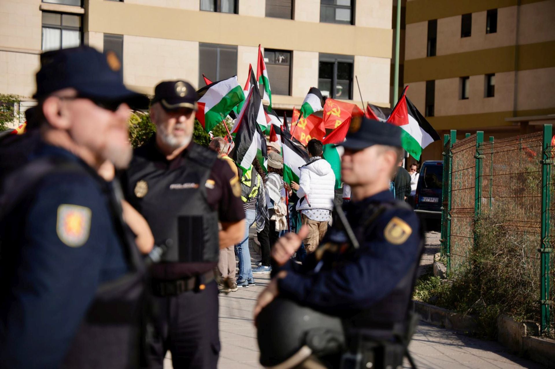 La manifestación pro Palestina a las puertas del Gran Canaria Arena, en imágenes