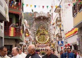 Alfombras y eucaristía en la plaza de San Rafael para recibir a la Virgen del Pino