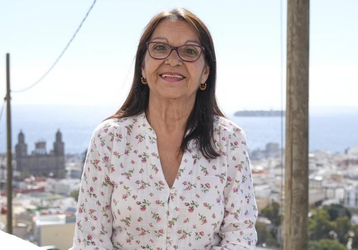 Marusa Trujillo posa en una de las calles del Risco de San Nicolás, barrio en el que lleva 46 años.