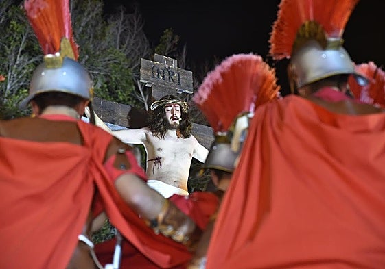 Diferentes escenas del Auto de la Pasión que tuvo lugar este viernes en Agüimes.