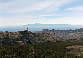 Vista general de la cumbre de Gran Canaria, con el Roque Nublo y al fondo Tenerife.