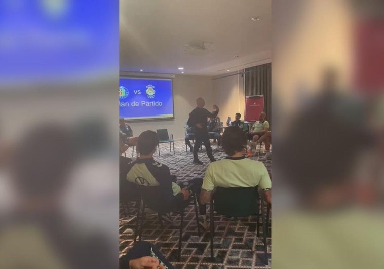 Ramiréz dando la charla antes del Getafe - UD.
