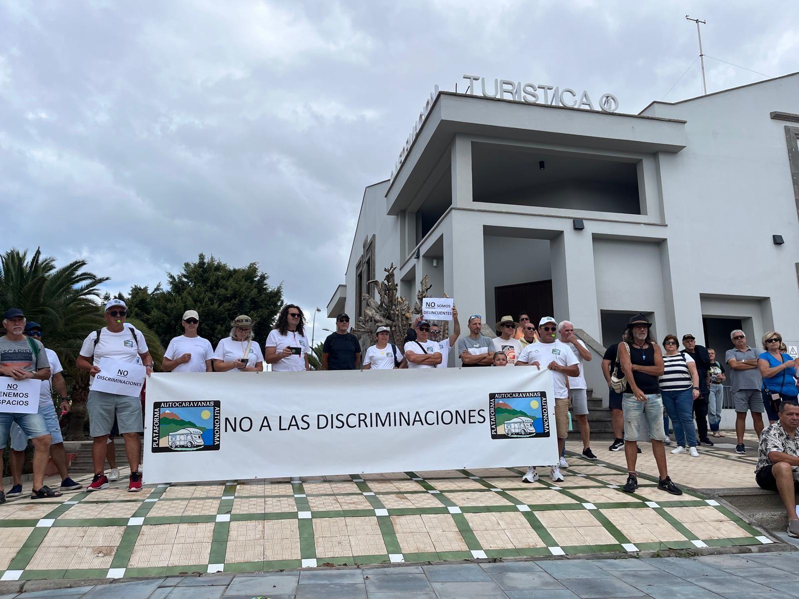 Los caravanistas protestan a pie