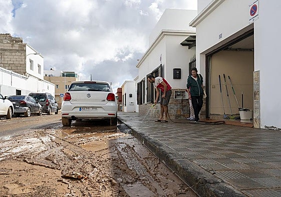 , una calle de Arrecife este domingo tras las lluvias.