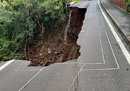 Imagen facilitada por el Ayuntamiento de Tacoronte del socavón tras el hundimiento.
